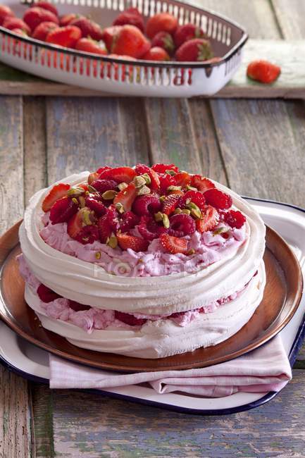 Vue rapprochée de Pavlova aux fraises, framboises et pistaches — Photo de stock