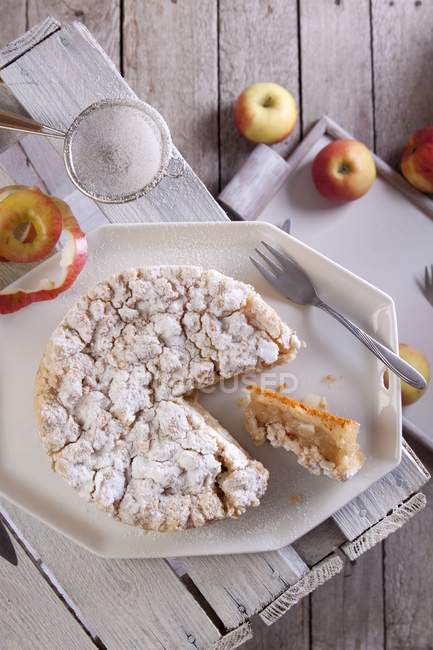 Torta de maçã parcialmente cortada — Fotografia de Stock