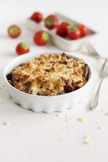 Closeup view of rhubarb and strawberry crumble with coconut — Stock Photo