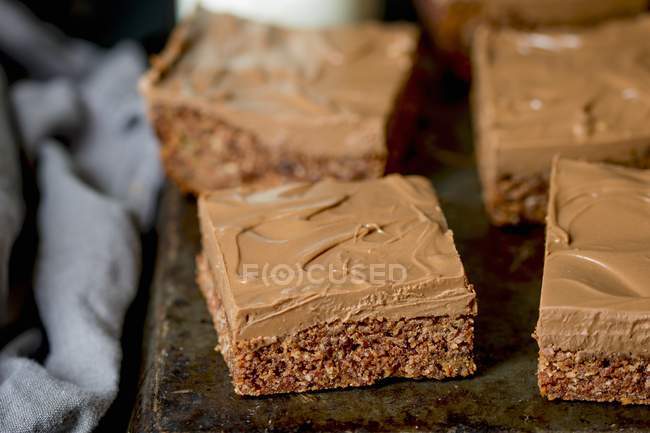 Vista close-up de chocolate e pedaços de bolo de coco — Fotografia de Stock