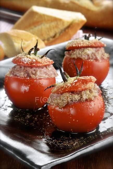 Фаршированные помидоры на тарелке — стоковое фото