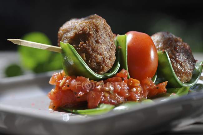 Boulettes de viande aux tomates sur bâtonnets — Photo de stock