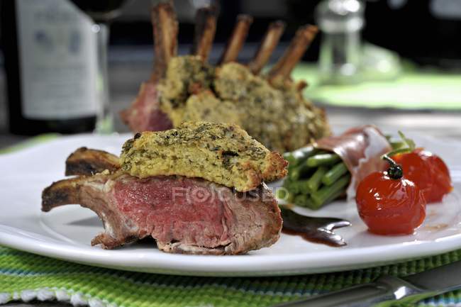 Grilled rack of lamb with vegetables — Stock Photo