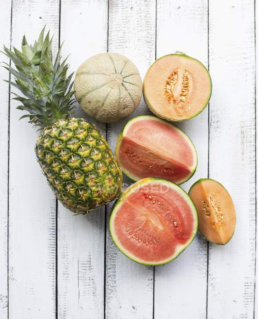 Ananas und verschiedene Melonen — Stockfoto
