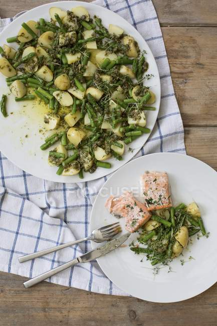 Potatoes with asparagus and salmon — Stock Photo