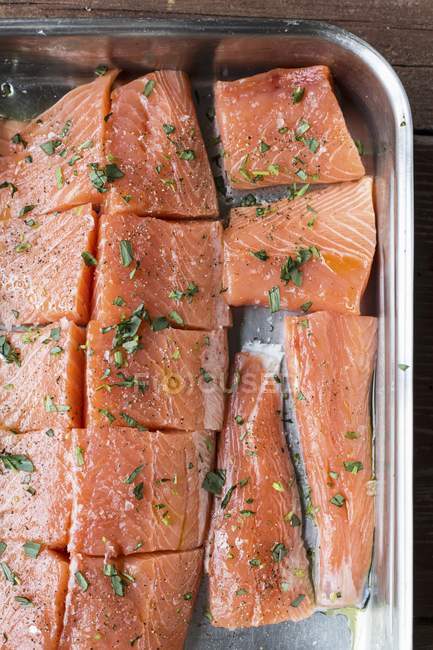 Trozos de salmón crudo - foto de stock