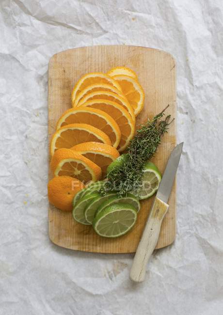 Оранжевый и лаймовый ломтики с травой — стоковое фото