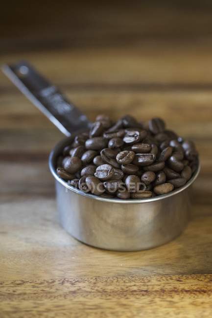 Свіжа кава в зернах — стокове фото