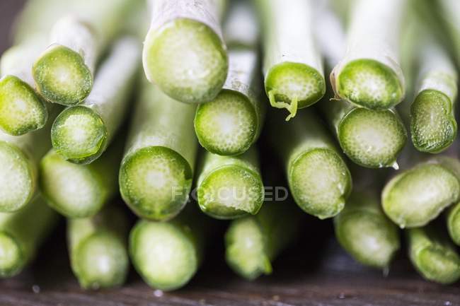 Pile de lances d'asperges vertes — Photo de stock
