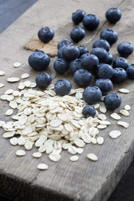 Fresh Blueberries and oats — Stock Photo