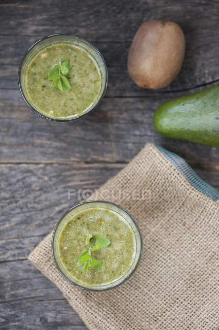Green smoothies made with kiwi — Stock Photo