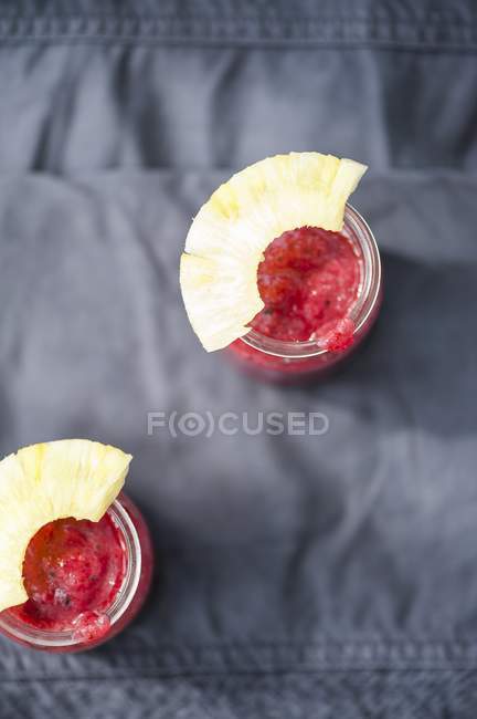 Smoothies made with raspberries — Stock Photo