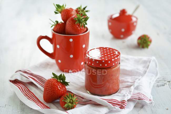 Mousse de fraises dans un pot de confiture — Photo de stock