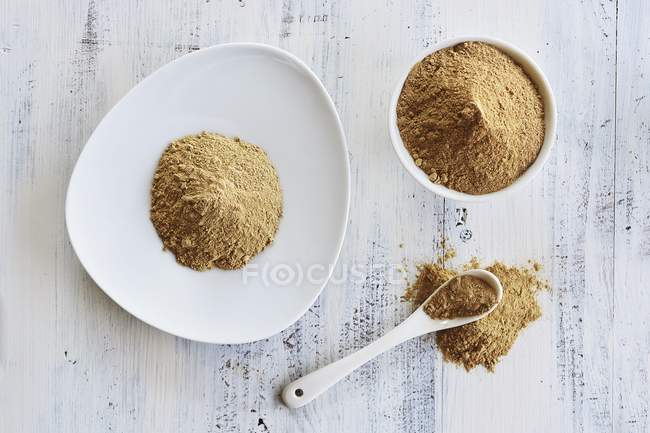 Vista dall'alto di argilla medicinale in una boccia, su un piatto e su un cucchiaio — Foto stock