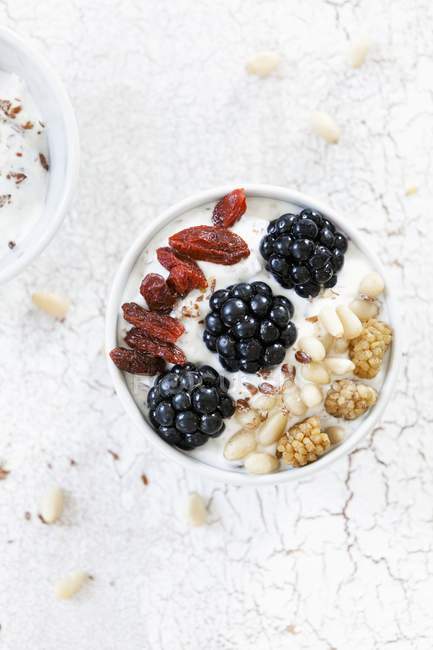Yoghurt with goji berries, muesli and blackberries — Stock Photo