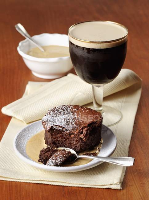 Schokoladenkuchen mit Vanillesauce — Stockfoto