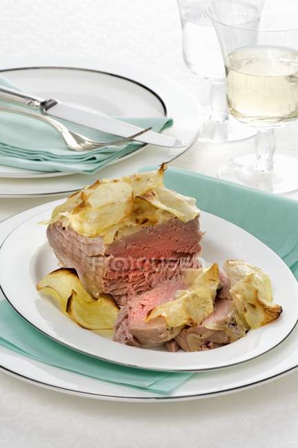 Im Ofen gebackener Thunfisch mit Kartoffelkruste auf weißem Teller über Handtuch — Stockfoto