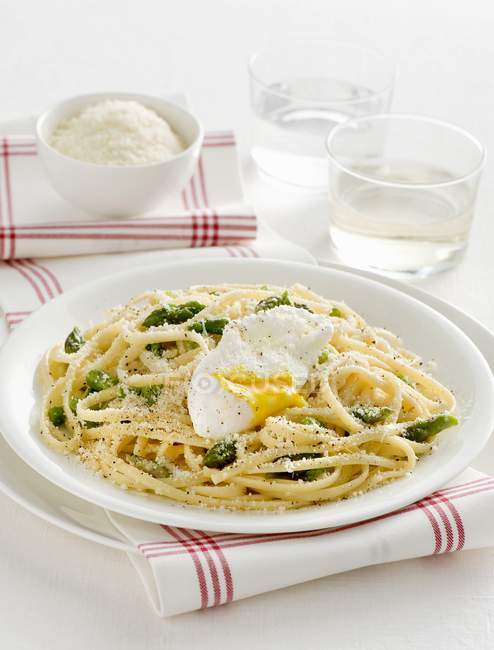 Pasta de espaguetis con espárragos y huevo escalfado - foto de stock
