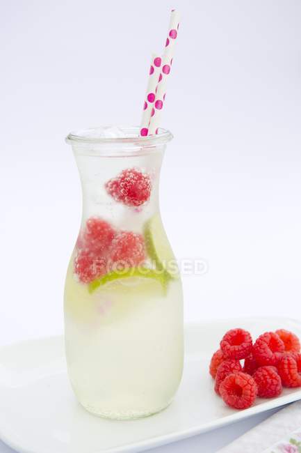 Raspberry and lime lemonade — Stock Photo