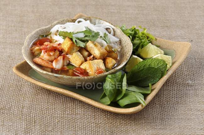 Vista close-up de sopa de caranguejo e tofu com ervas frescas — Fotografia de Stock