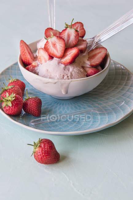 Bowl of strawberry ice cream — Stock Photo