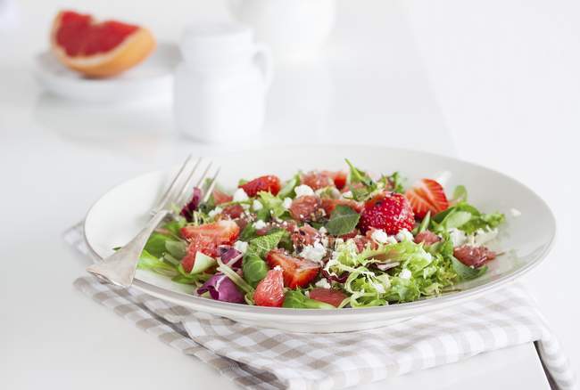 Salade d'été avec laitue — Photo de stock