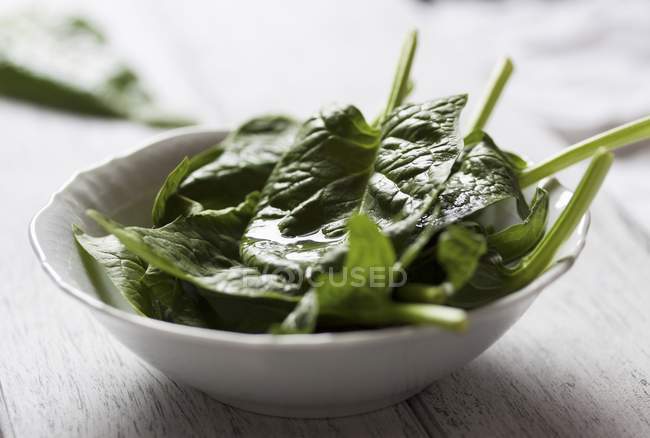 Ciotola di spinaci freschi — Foto stock