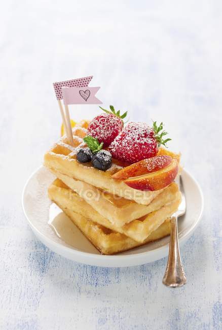 Waffles with fresh fruit and agave syrup — Stock Photo
