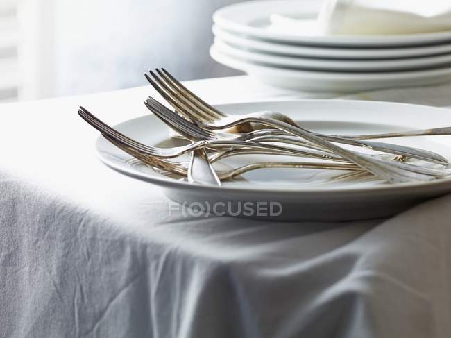 Вид крупным планом серебряных вилок кучи на тарелке — стоковое фото