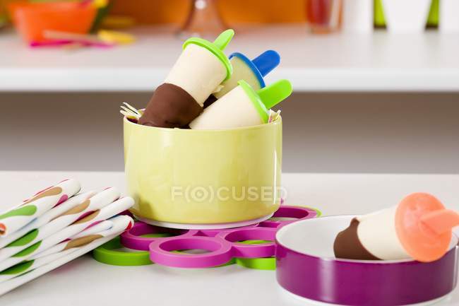 Sorvete de baunilha com cobertura de chocolate — Fotografia de Stock