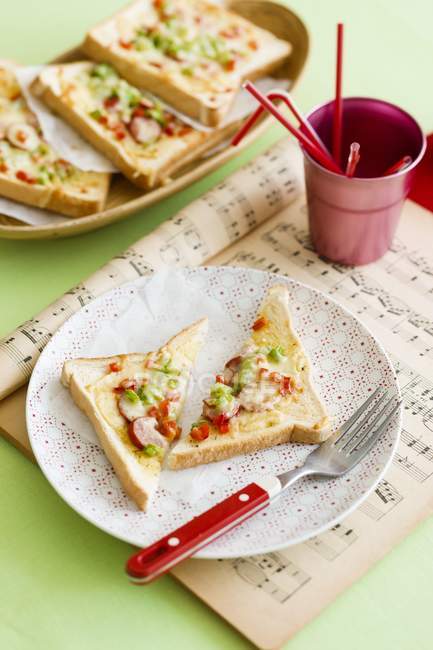 Toastie Pizzen auf Teller — Stockfoto