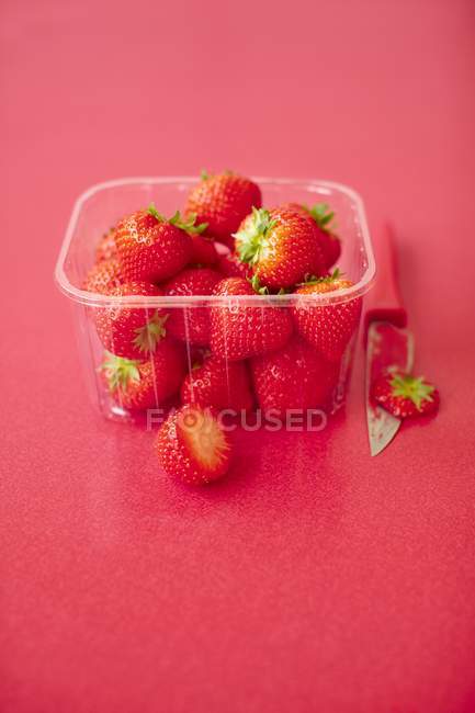 Erdbeeren im Plastikpunsch — Stockfoto