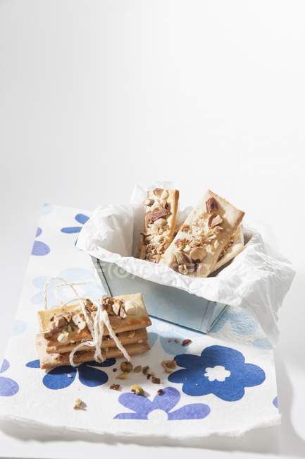 Rechteckige Kekse mit Nüssen — Stockfoto