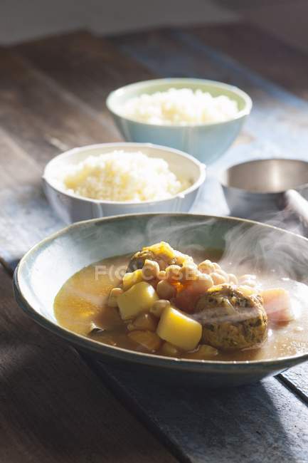 Dampfende Suppe mit Couscous, Kichererbsen und Putenfrikadellen über der Holzoberfläche — Stockfoto