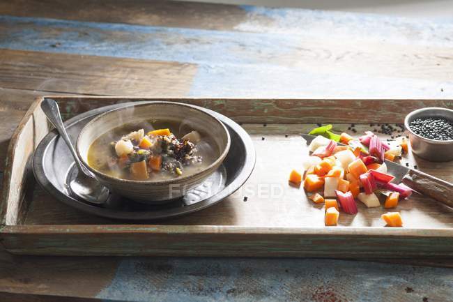 Soupe aux lentilles vapeur sur un plateau en bois au-dessus de la table — Photo de stock