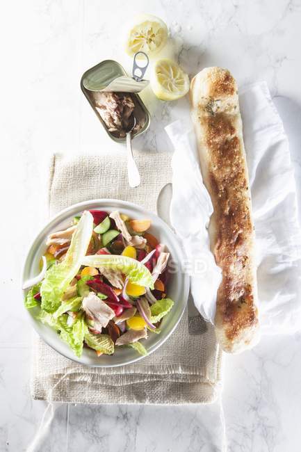 Mixed salad with tuna fish and baguette — Stock Photo