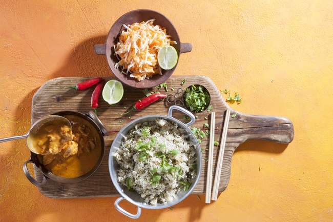 Curry di pollo rosso con riso — Foto stock
