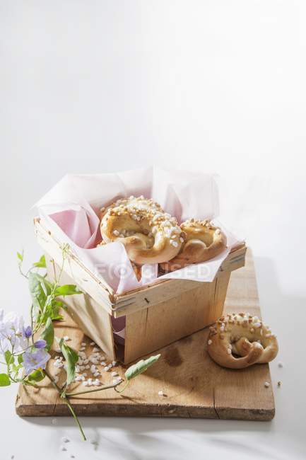 Dulces pretzels en una cesta de madera - foto de stock
