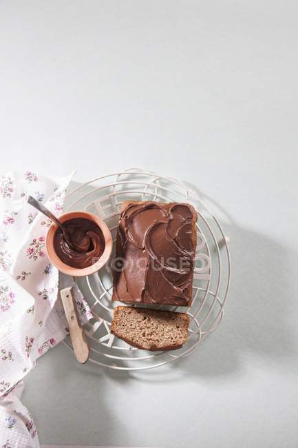 Bolo de chocolate no rack de arame — Fotografia de Stock