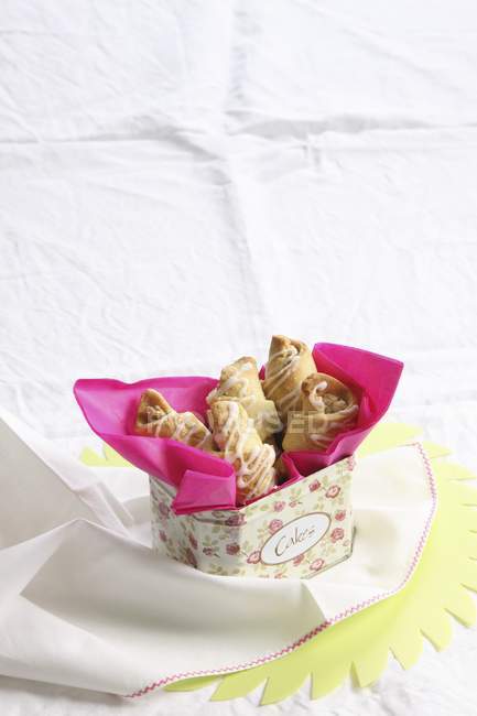 Vue surélevée des pâtisseries aux noix en étain métallique décoratif — Photo de stock