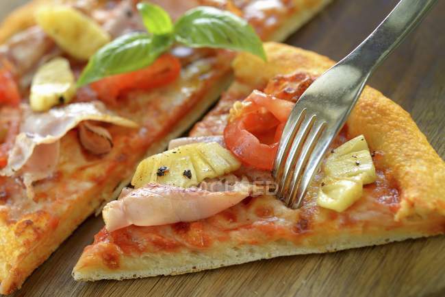 Pizza Havaí na mesa — Fotografia de Stock