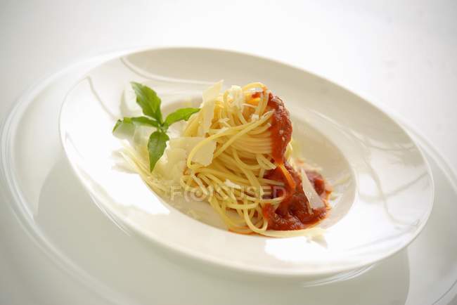 Спагетти с томатным соусом и пармезаном — стоковое фото