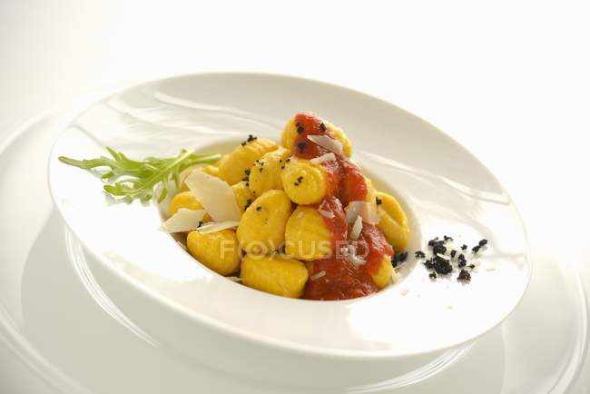 Vista close-up de Gnocchis em molho de tomate — Fotografia de Stock