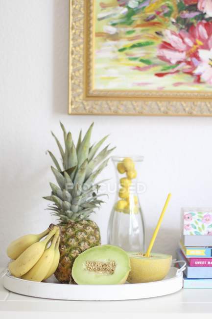 Frutta sopra vassoio bianco — Foto stock