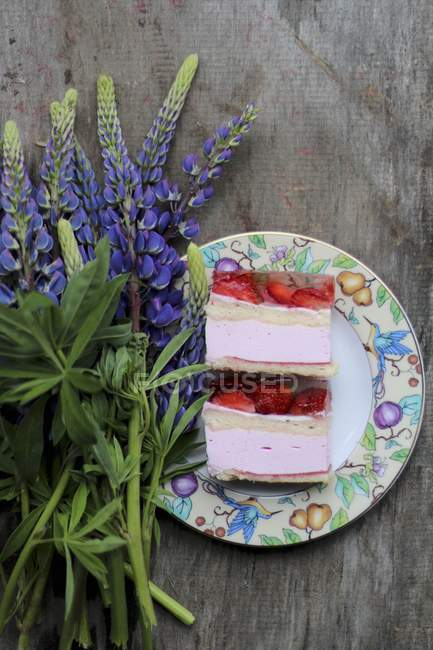 Gâteau aux fraises sur une assiette — Photo de stock