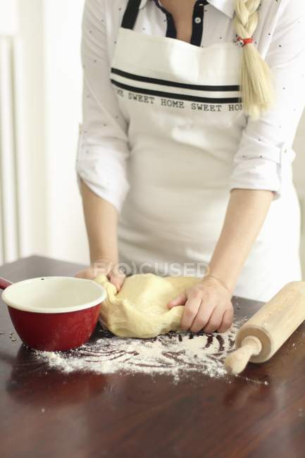 Pâte à pétrir femme sur comptoir fariné — Photo de stock