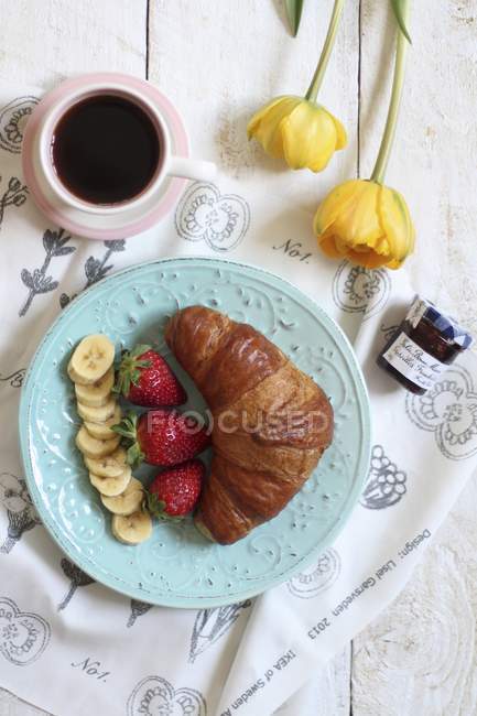 Süßes Frühstück mit Croissant — Stockfoto
