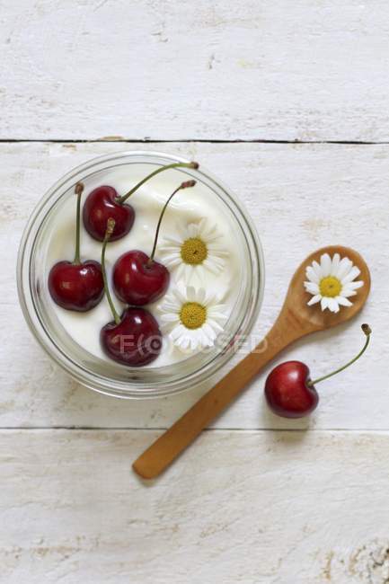 Joghurt garniert mit Kirschen — Stockfoto