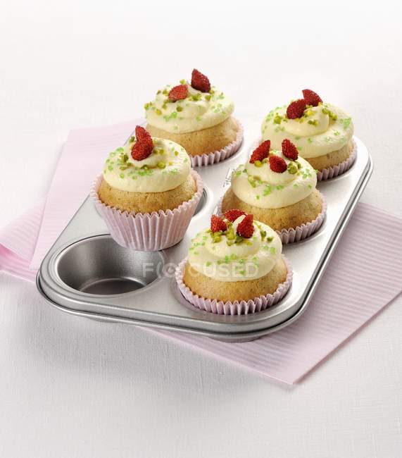 Lemon cupcakes with pistachios — Stock Photo