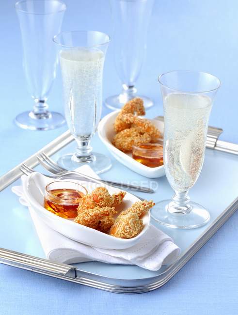 Fried sesame seed prawns with a chili dip — Stock Photo